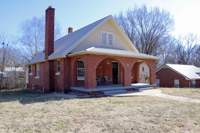 view of front facade featuring a porch and a front lawn