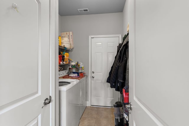 laundry room featuring light tile patterned floors and independent washer and dryer