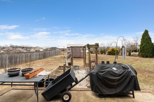 view of yard featuring an outbuilding