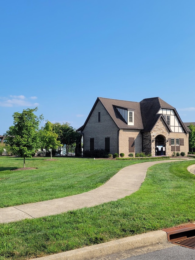 view of front of property featuring a front lawn