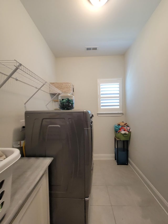 laundry room featuring light tile patterned floors and washer and clothes dryer