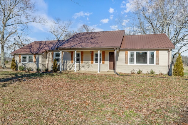 ranch-style home featuring a front lawn and covered porch