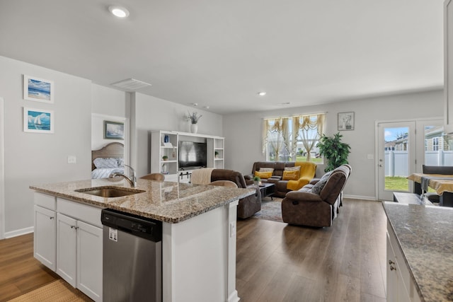 kitchen featuring hardwood / wood-style floors, white cabinetry, an island with sink, sink, and stainless steel dishwasher