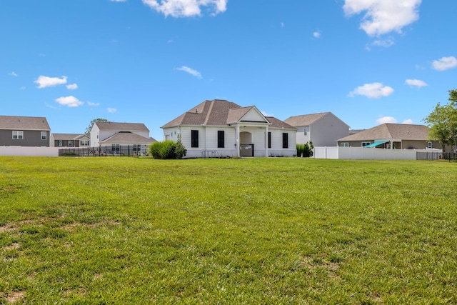 view of front of property featuring a front yard