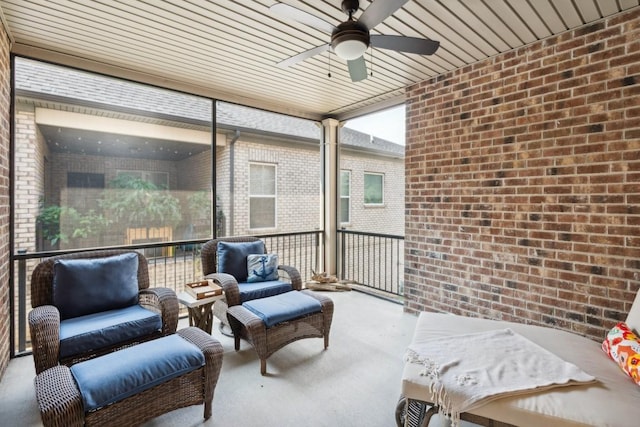 sunroom with ceiling fan