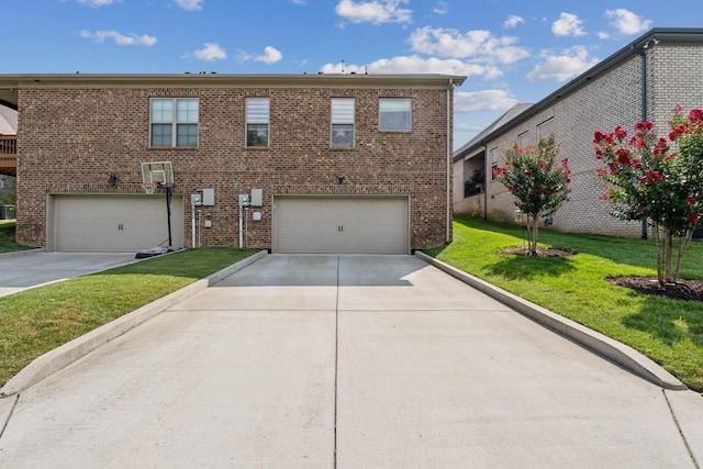 view of front facade with a garage and a front yard