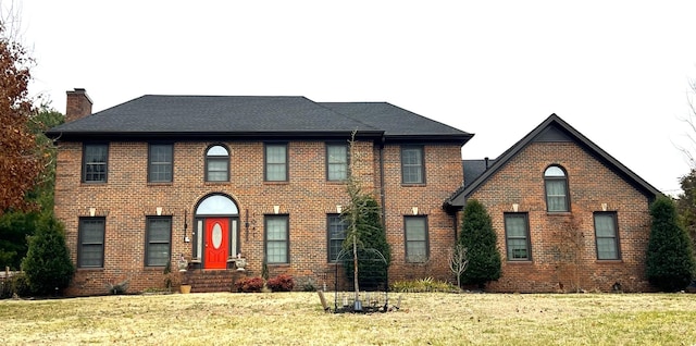 colonial house featuring a front yard