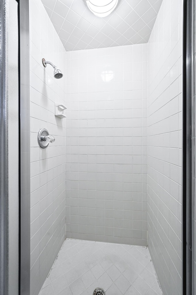 bathroom featuring tiled shower