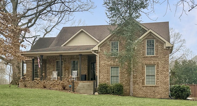 view of front facade featuring a porch and a front lawn