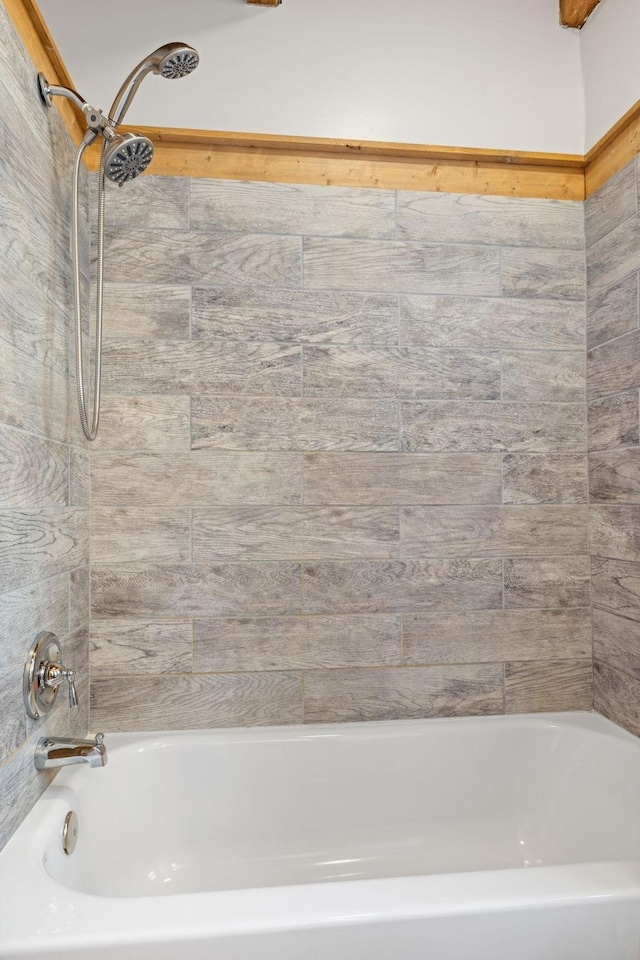 bathroom featuring tiled shower / bath