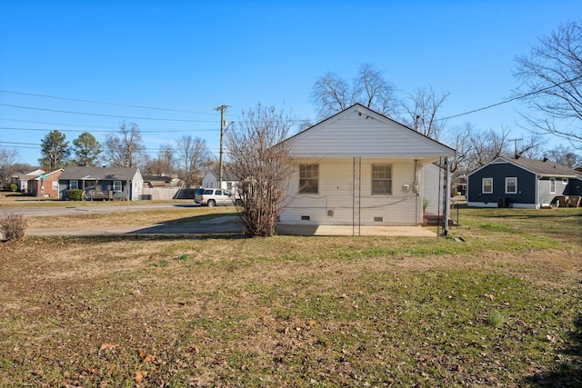 view of front of property featuring a front yard