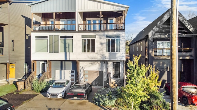 view of front of home featuring a balcony