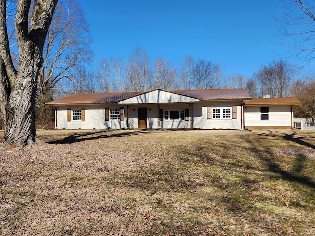 single story home with a front yard