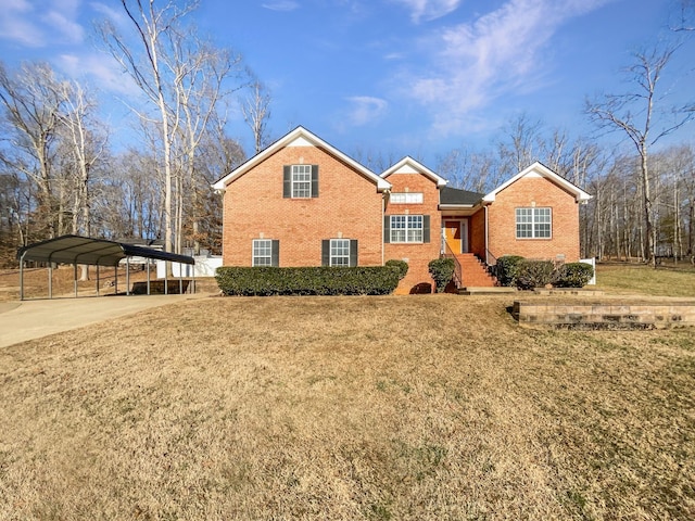 view of front of home featuring a carport and a front lawn