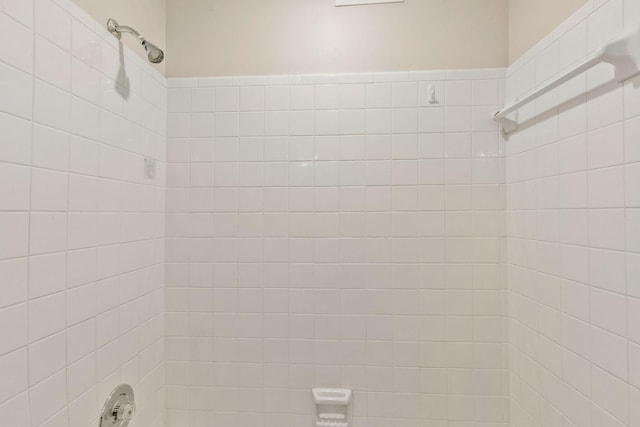 bathroom with tiled shower / bath