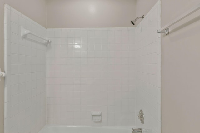 bathroom featuring tiled shower / bath combo