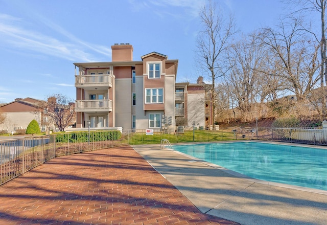 view of swimming pool