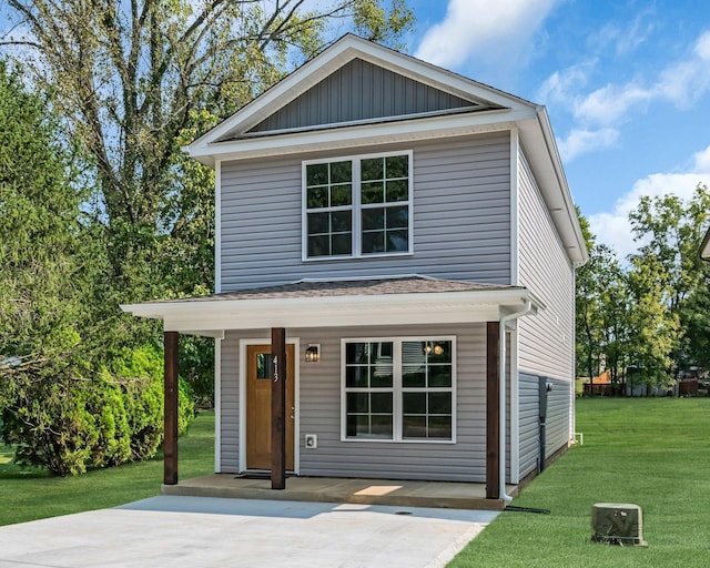 view of front facade featuring a front yard