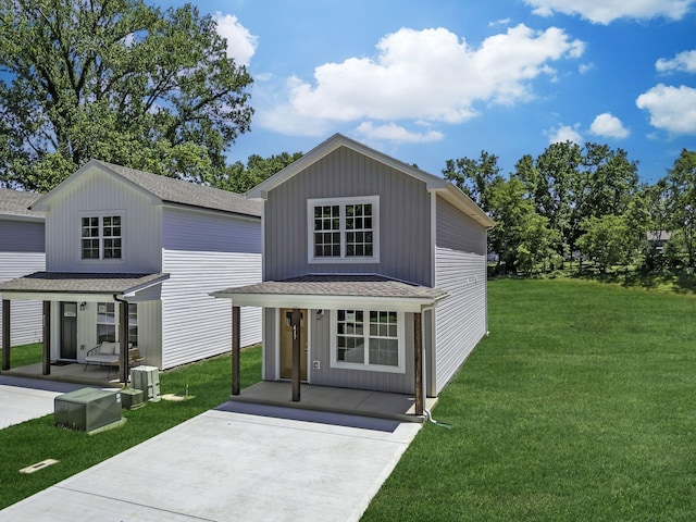 view of front of property featuring a front lawn