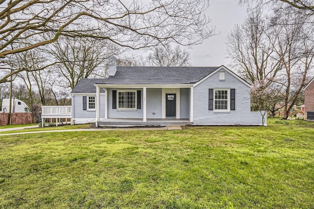 view of front of home featuring a front lawn and covered porch