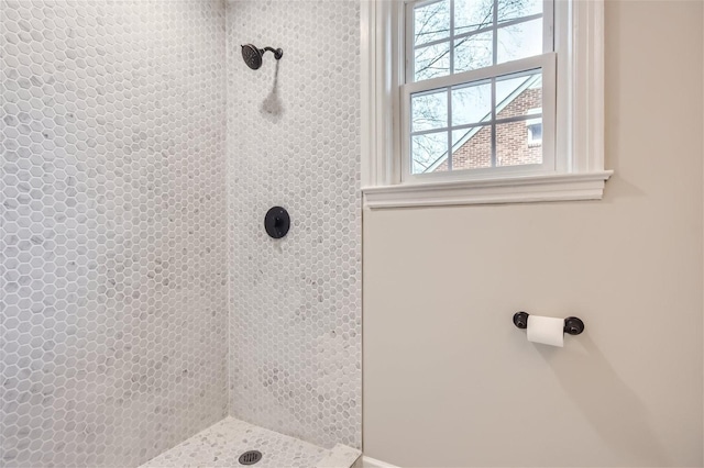 bathroom featuring a tile shower