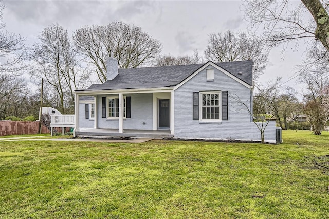 view of front facade featuring covered porch and a front lawn