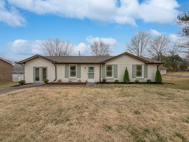 ranch-style house featuring a front yard