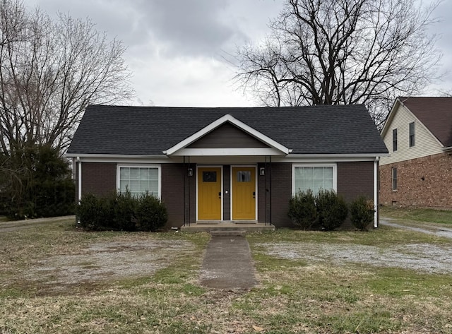 view of front of property featuring a front yard