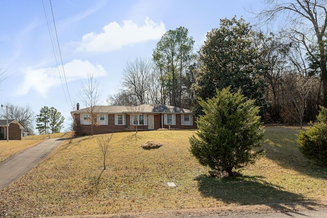 single story home with a front yard