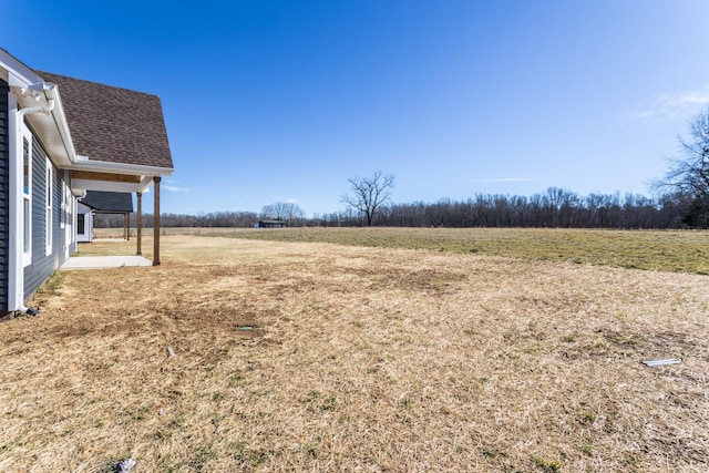 view of yard featuring a rural view