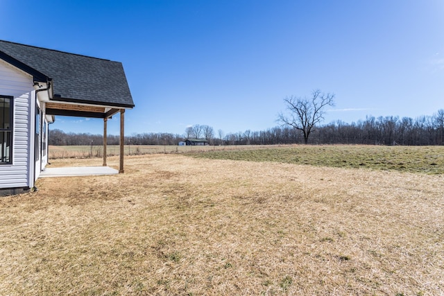 view of yard featuring a rural view