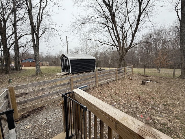 view of yard featuring an outdoor structure