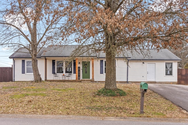 single story home with a front yard