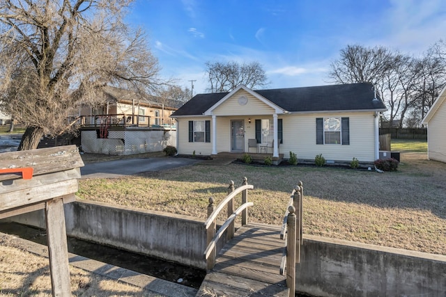 view of front of home featuring covered porch and a front lawn