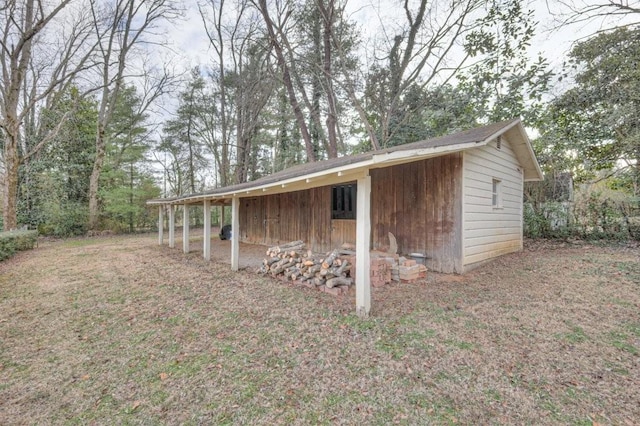 view of outdoor structure featuring a yard