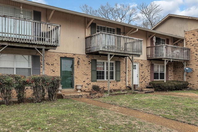 townhome / multi-family property featuring a front yard