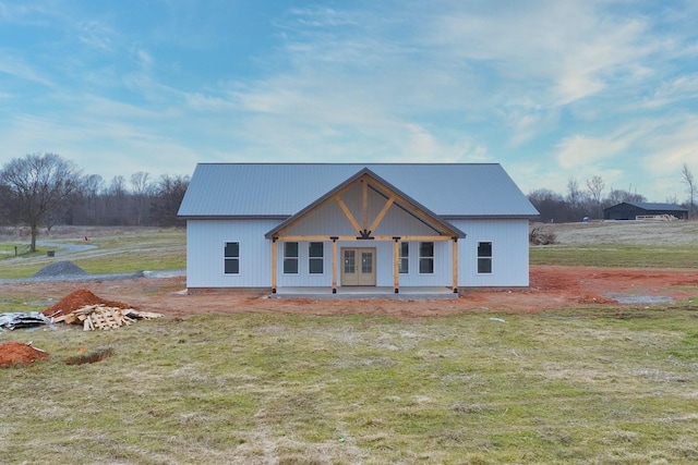 modern farmhouse featuring a front yard