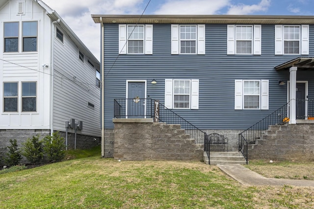 view of front facade featuring a front lawn