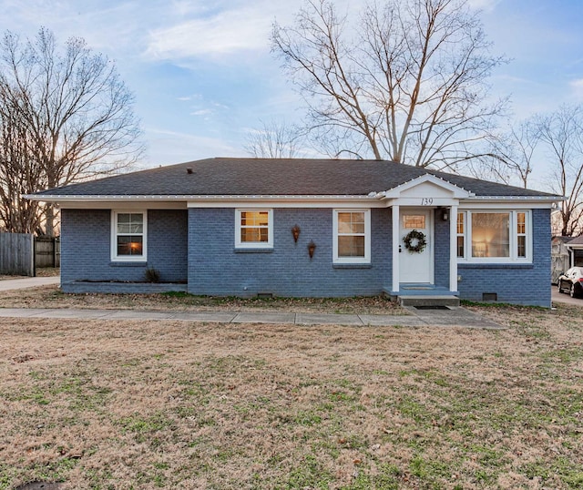 ranch-style house featuring a front yard