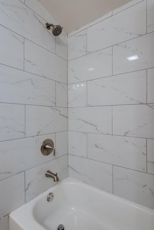 bathroom with tiled shower / bath