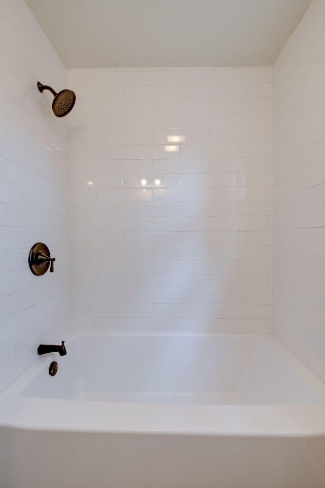 bathroom featuring tiled shower / bath combo