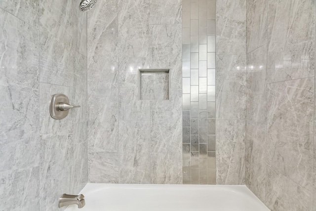 bathroom with tiled shower / bath