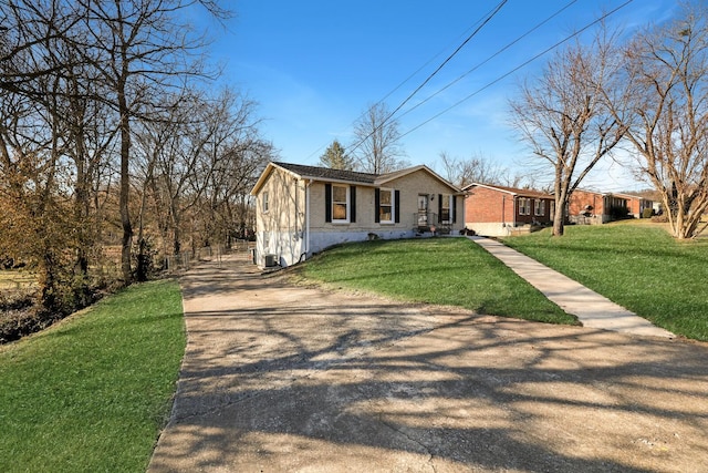 view of front of property featuring a front lawn