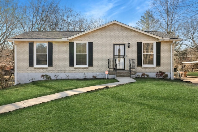 view of front of house featuring a front lawn