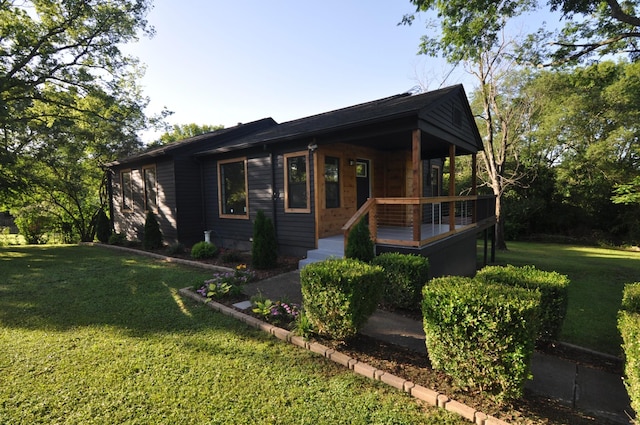 single story home with a front lawn