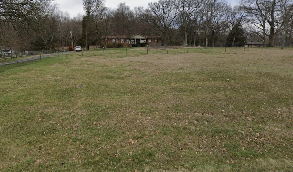 view of yard featuring a rural view