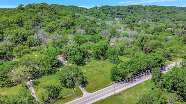 birds eye view of property featuring a forest view