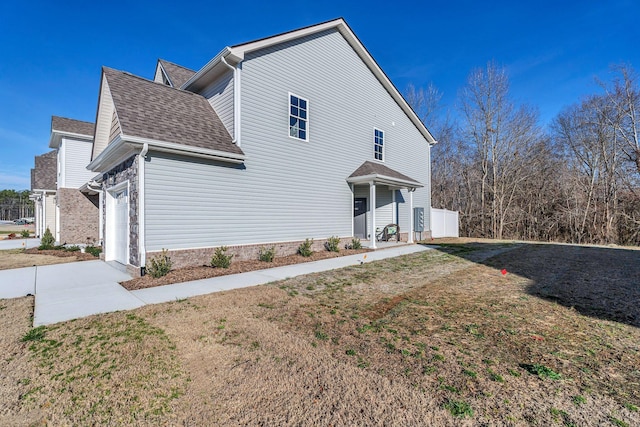 view of front of property featuring a front lawn