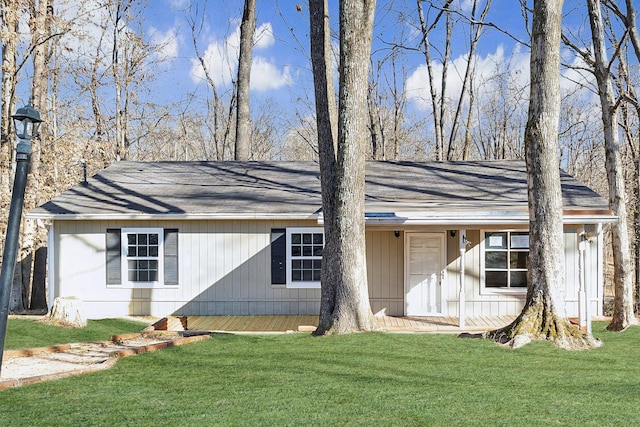 ranch-style home with a front yard