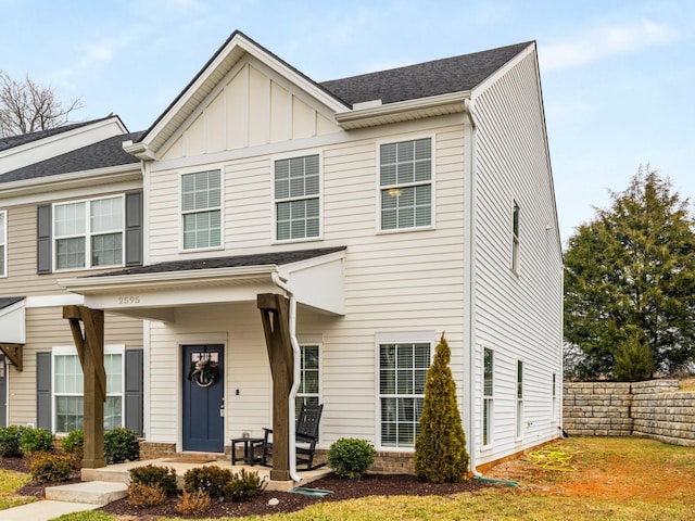 view of front of property with a front yard